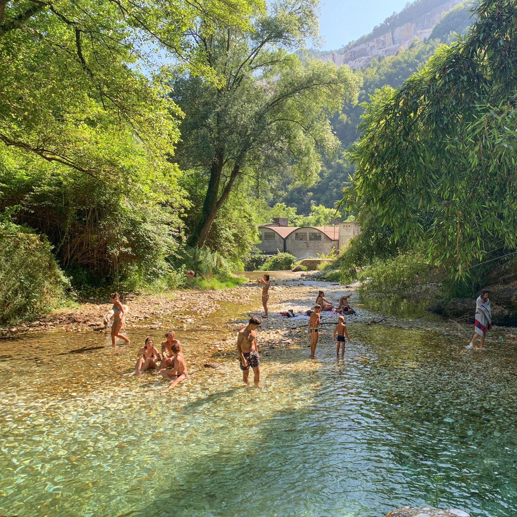 Bagni nell’acqua fresca del fiume Serra che a Malbacco (Seravezza) forma una piscina naturale ai piedi di una cascata