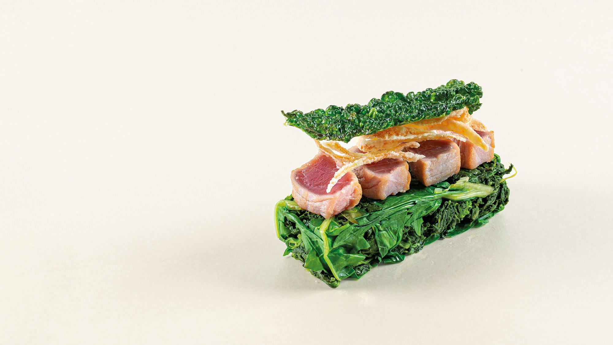 “Tagliata di tonno con erbucci e cavolo frascone”
