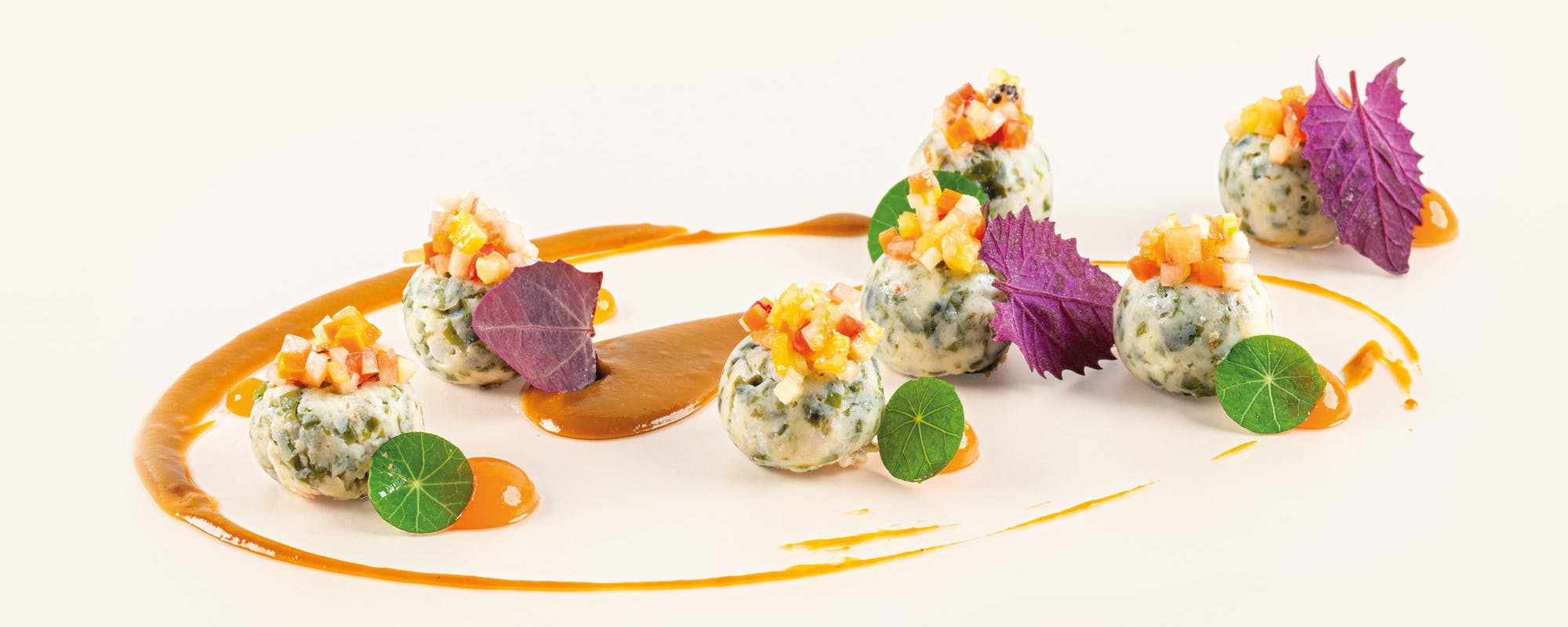 “Gnudi di gamberi con mirepoix di frutta e verdura e riduzione di erbi” “Gnudi di gamberi con mirepoix di frutta e verdura e riduzione di erbi”