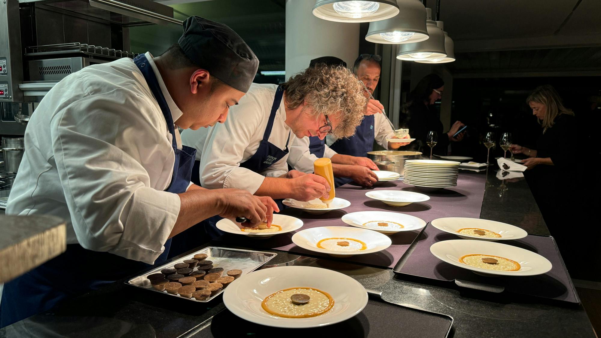 Lux Lucis: chef Valentino Cassanelli e il suo team alla preparazione di un piatto