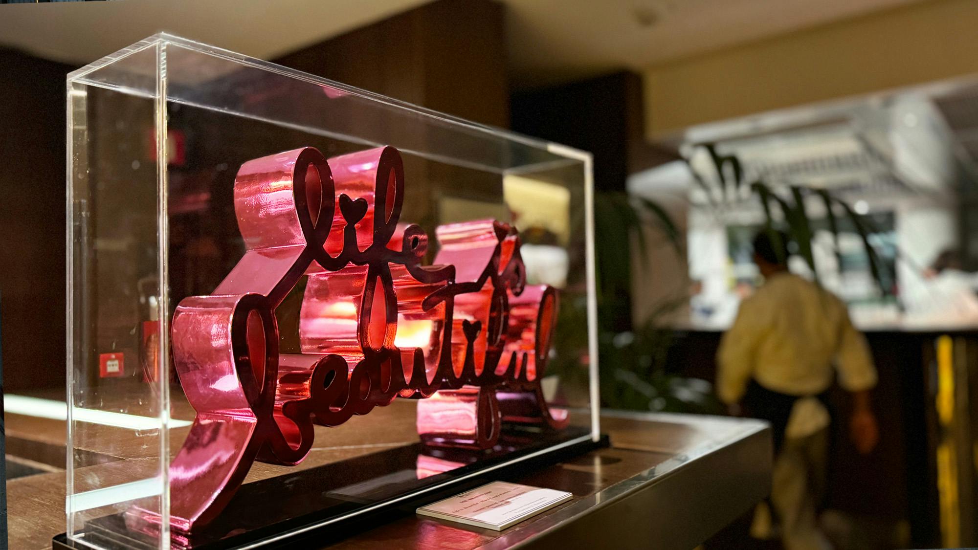 Deodato Arte: un'opera di Mr. Brainwash in esposizione all'hotel Principe Forte dei Marmi