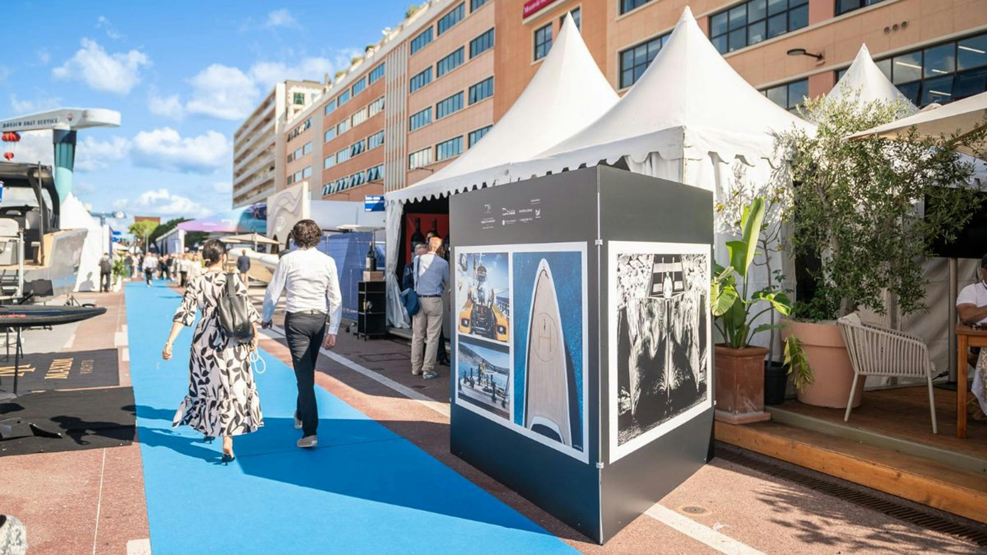 La mostra "Tribute to Yachting"  di Guillaume Plisson allestita al Monaco Yacht Show 2025