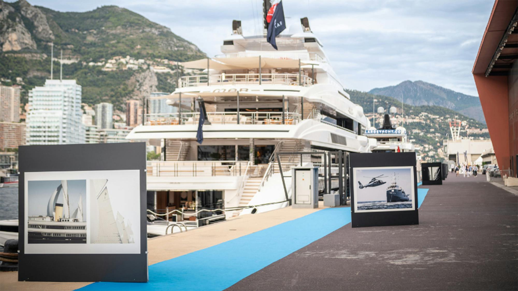 La mostra "Tribute to Yachting"  di Guillaume Plisson allestita al Monaco Yacht Show 2025