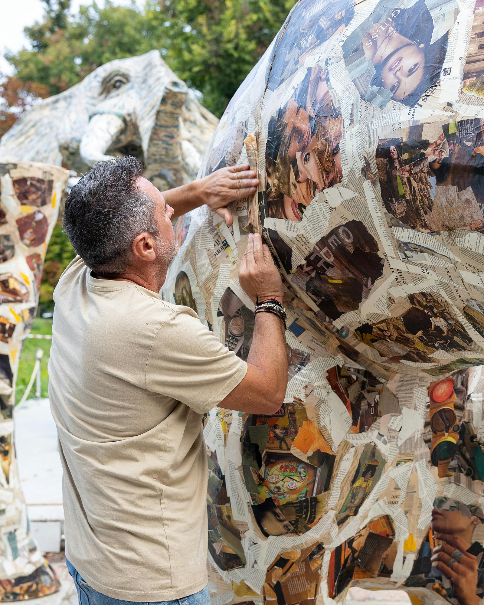Jacopo Allegrucci al lavoro sulla giraffa di Rotschild