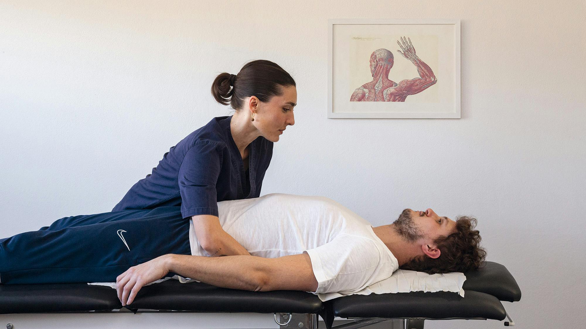 L'osteopata Martina Manfredi nel suo studio