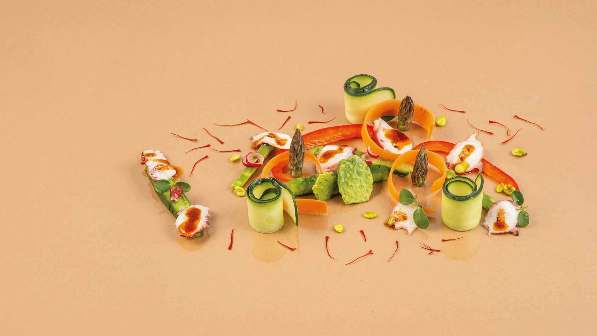 Insalata di Nopal e ortaggi con lamine di polpo alla galiziana e zafferano