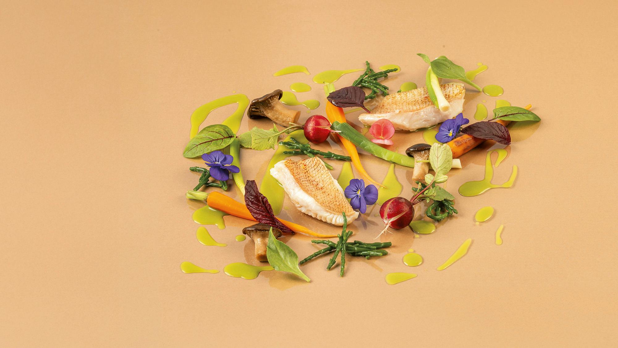 Scorfano scottato con cardoncelli confit, verdure croccanti e salicornia