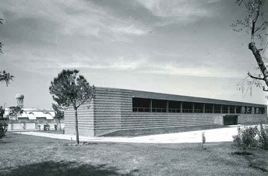 L'esterno del Museo Ginori con sullo sfondo la Manifattura