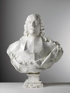Busto in ceramica bianca di figura maschile con lunghi capelli e abito elegante