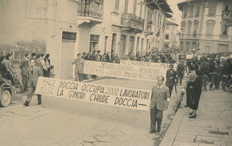 I lavoratori della Ginori manifestano in strada sorreggendo striscioni contro la chiusura dello stabilimento di Sesto Fiorentino
