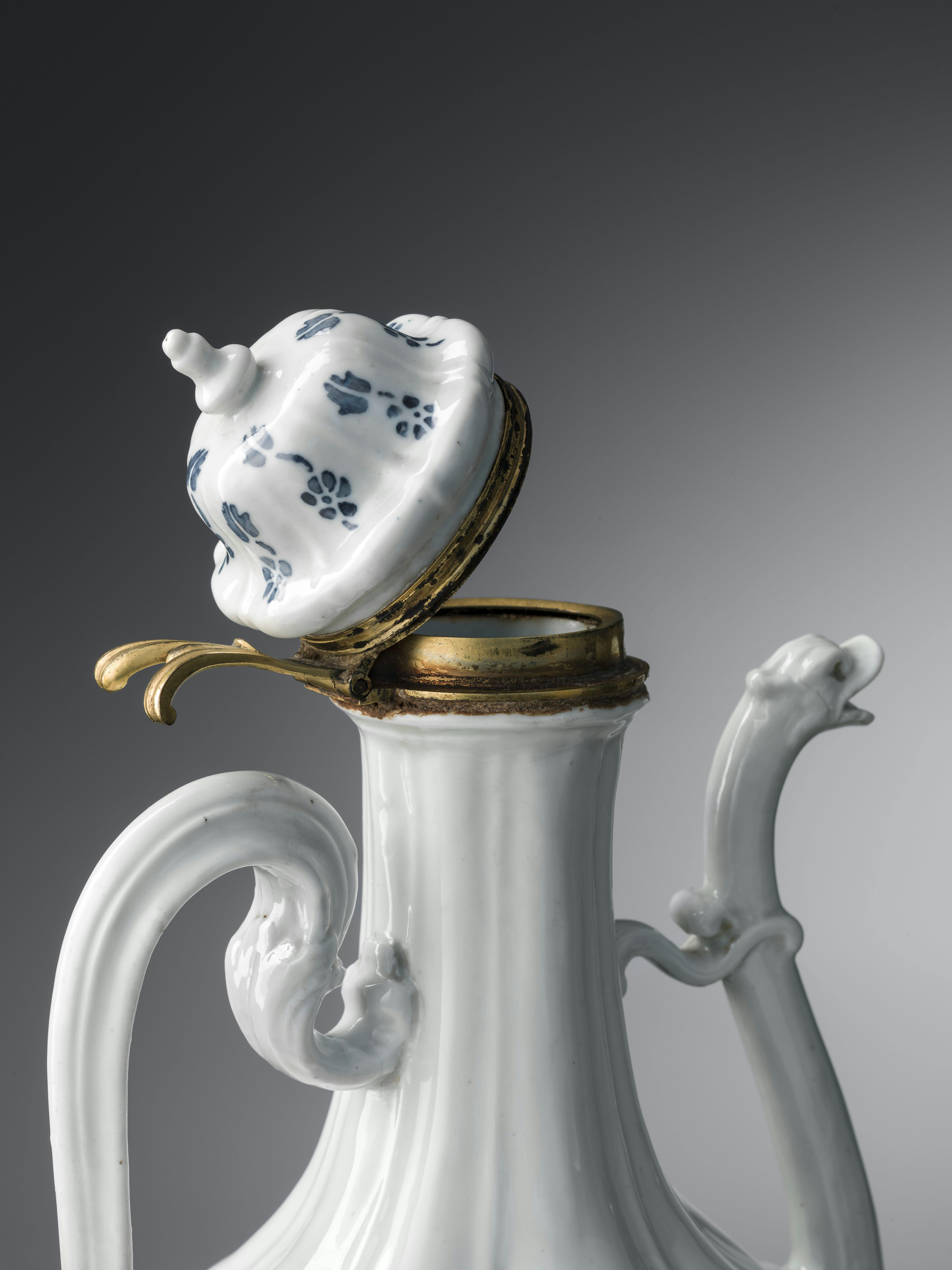 Caffettiera bianca con decori blu, coperchio e beccuccio a forma di anatra