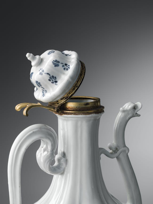 Caffettiera bianca con decori blu, coperchio e beccuccio a forma di anatra