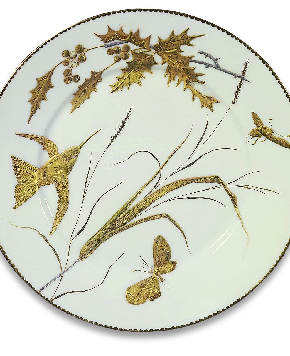 Piatto bianco con decori oro raffiguranti uccelli, insetti e foglie