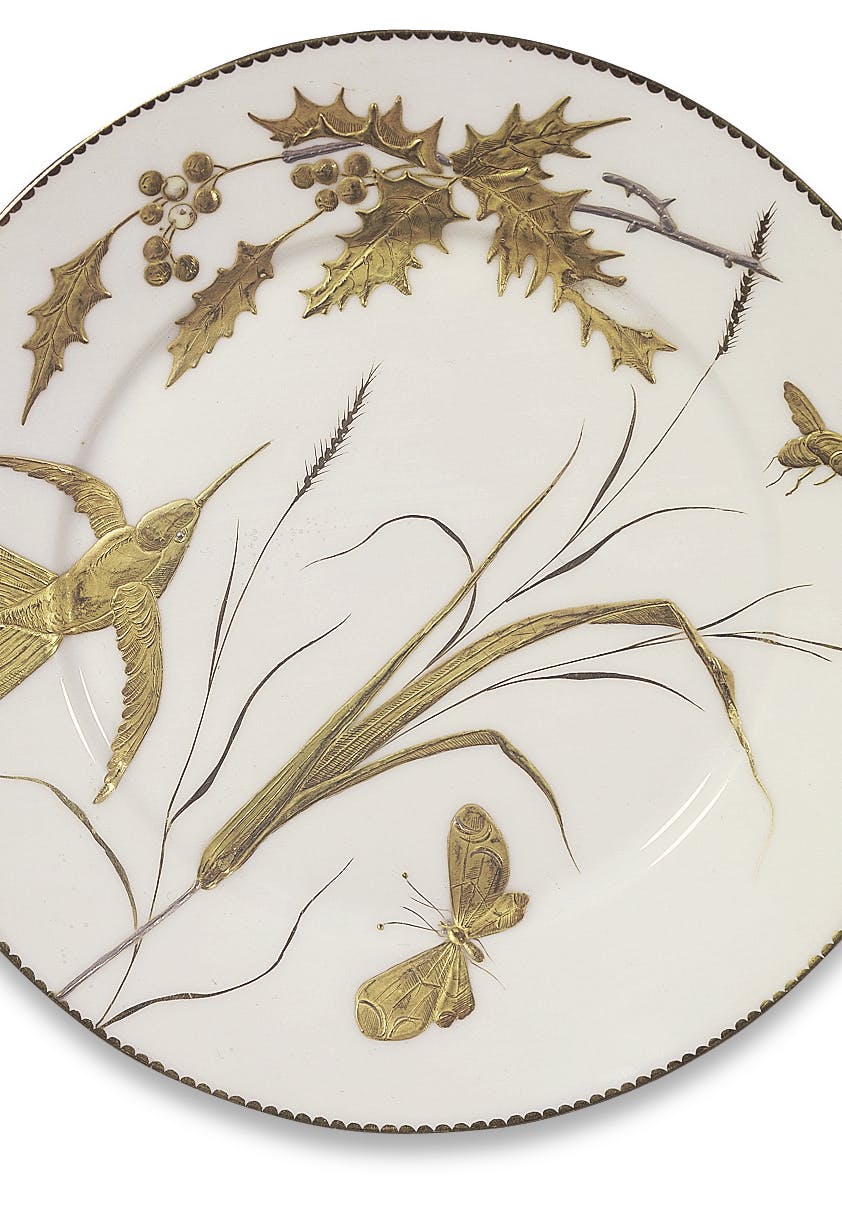 Piatto bianco con decori oro raffiguranti uccelli, insetti e foglie