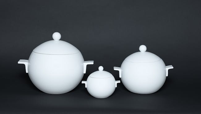 Tre prototipi di contenitori a base circolare con presa sferica, di diverse dimensioni e di colore bianco