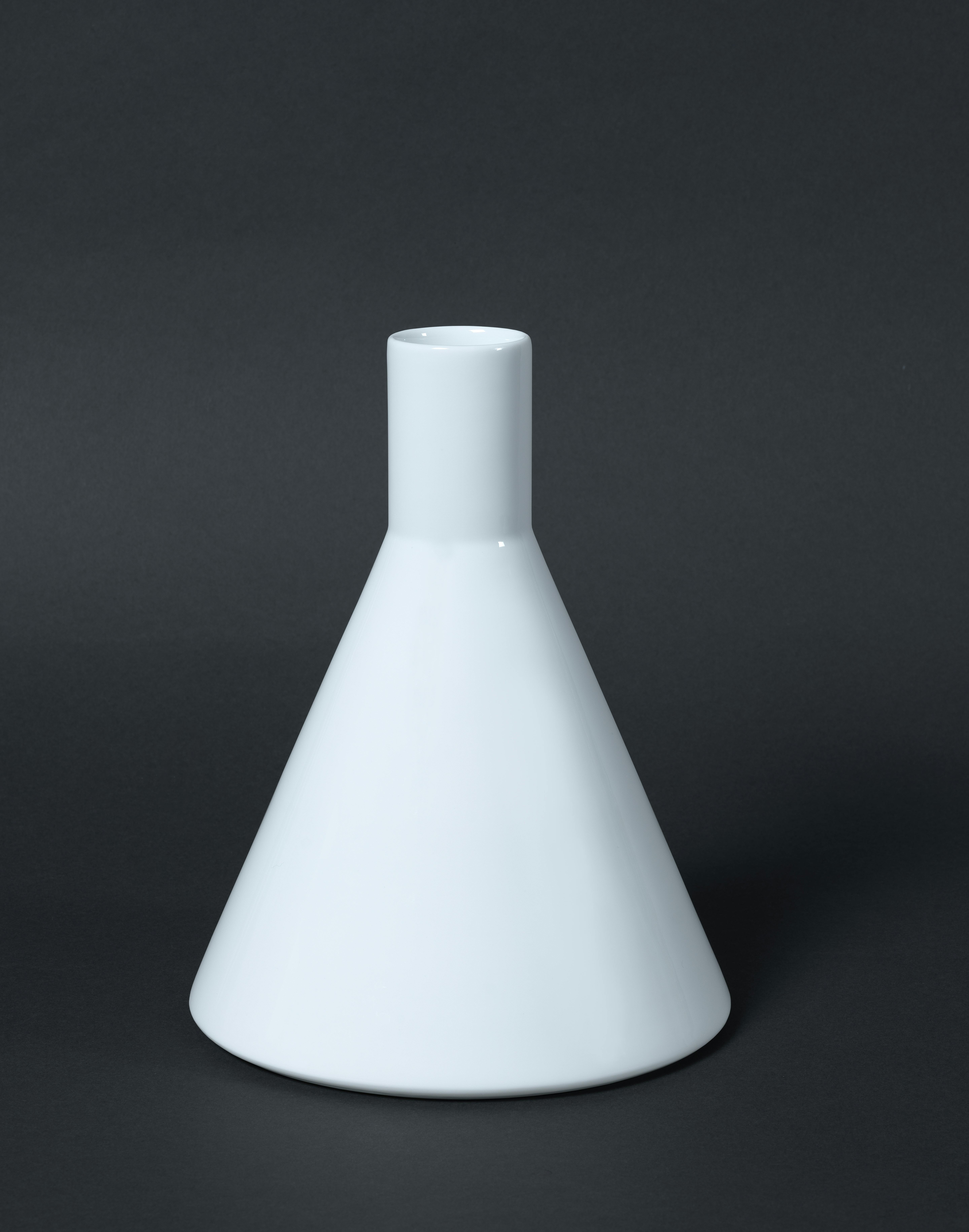 contenitore bianco di forma conica