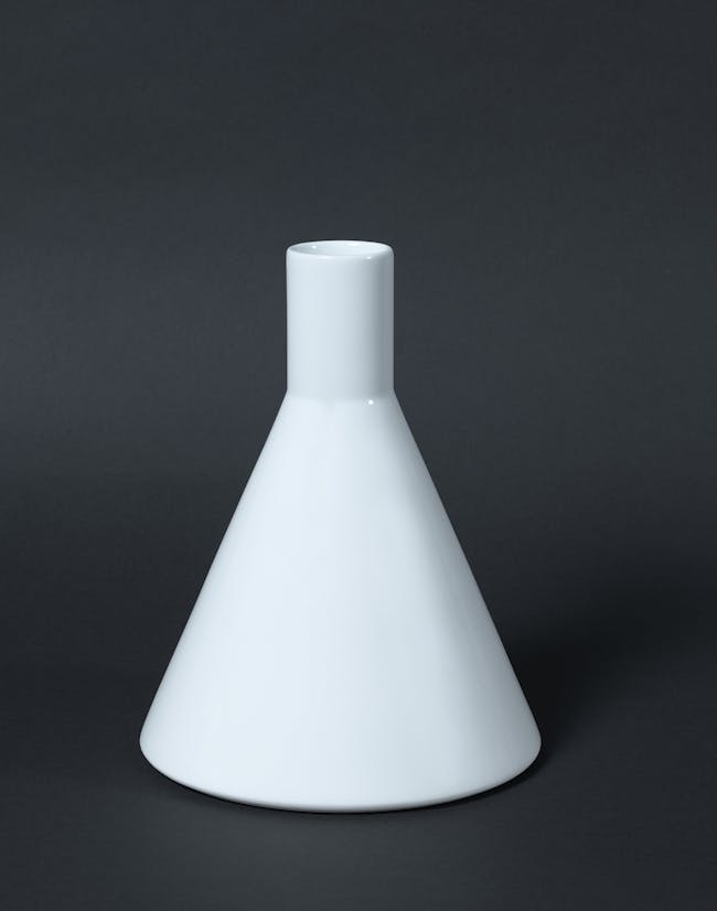 contenitore bianco di forma conica