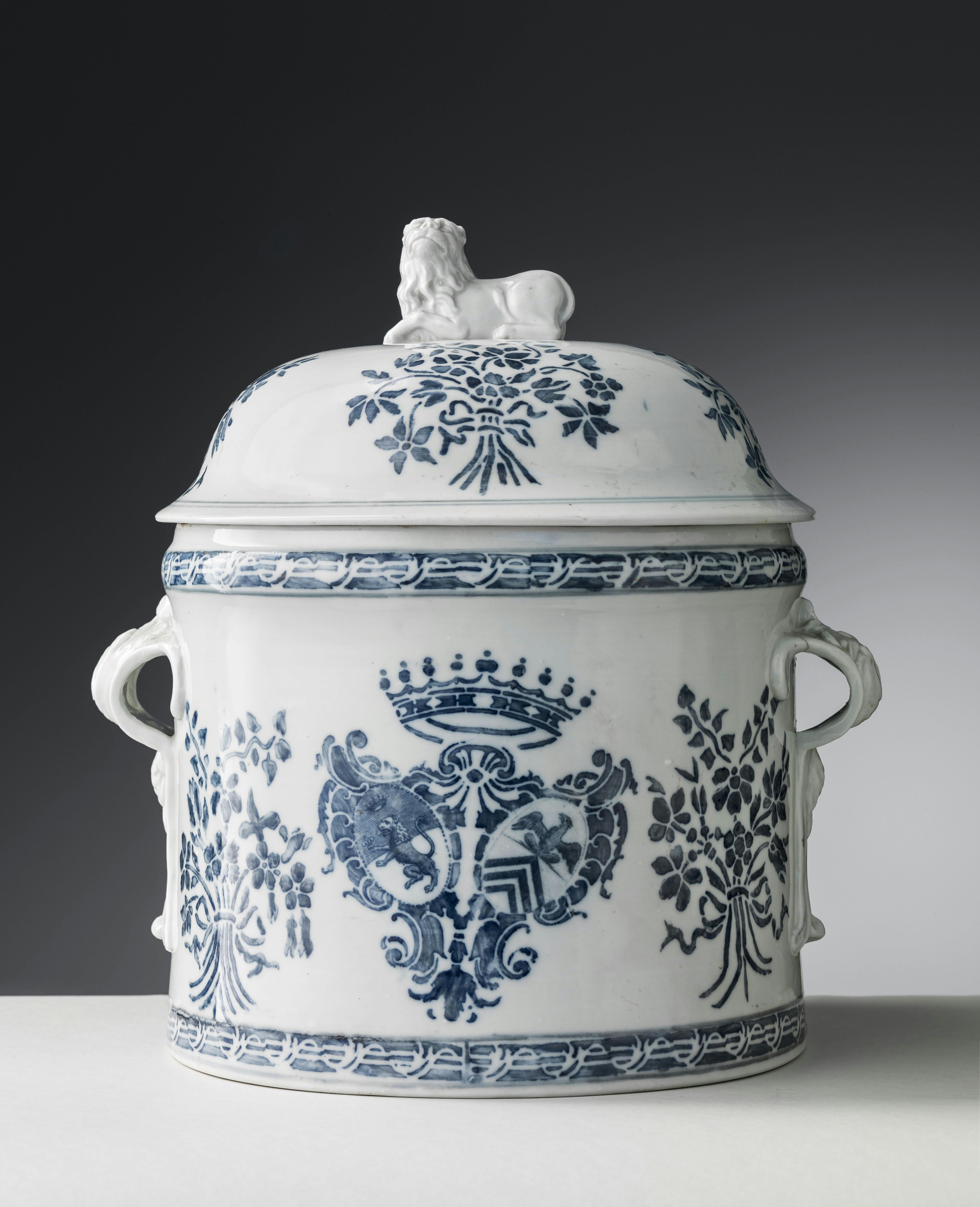 Vaso cilindrico bianco con decori blu e coperchio con presa a forma di leone