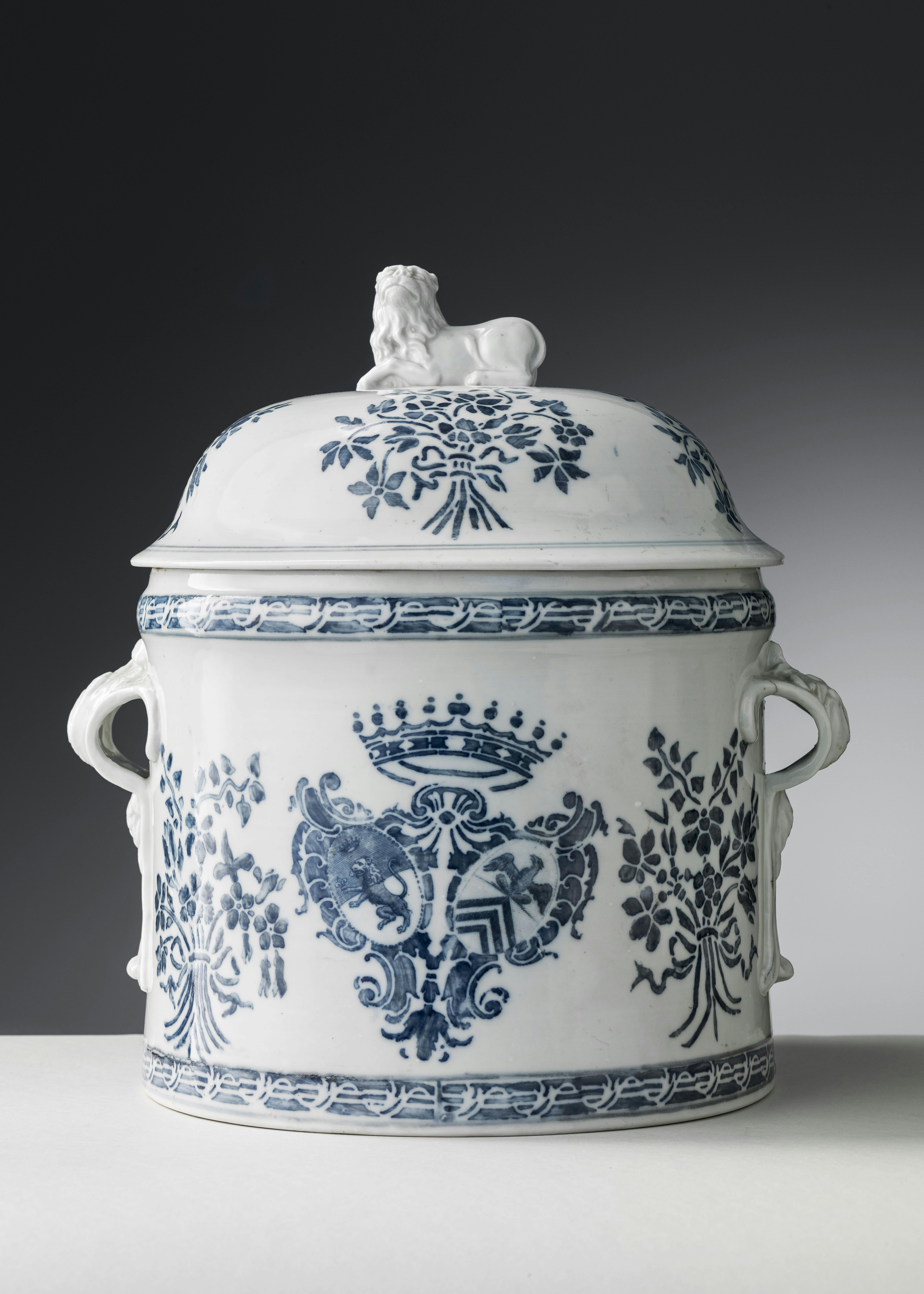 Vaso cilindrico bianco con decori blu e coperchio con presa a forma di leone
