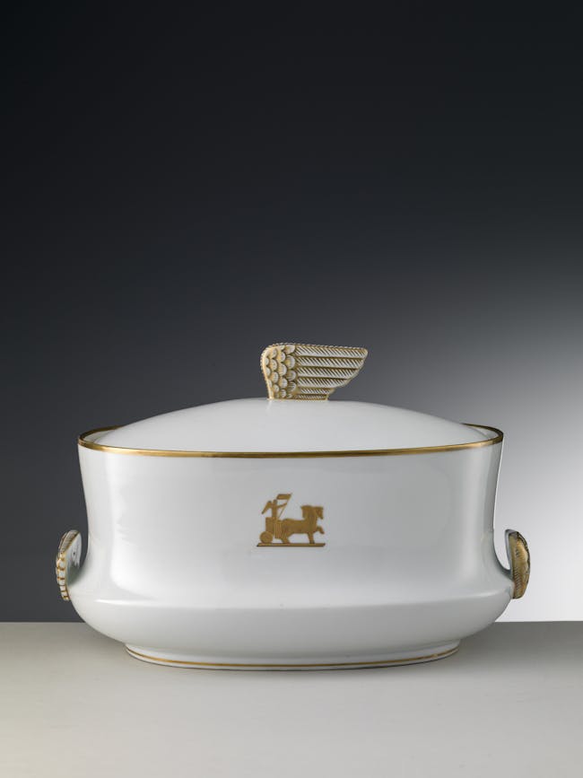 Zuppiera bianca con bordo e decori oro e presa a forma di ala stilizzata