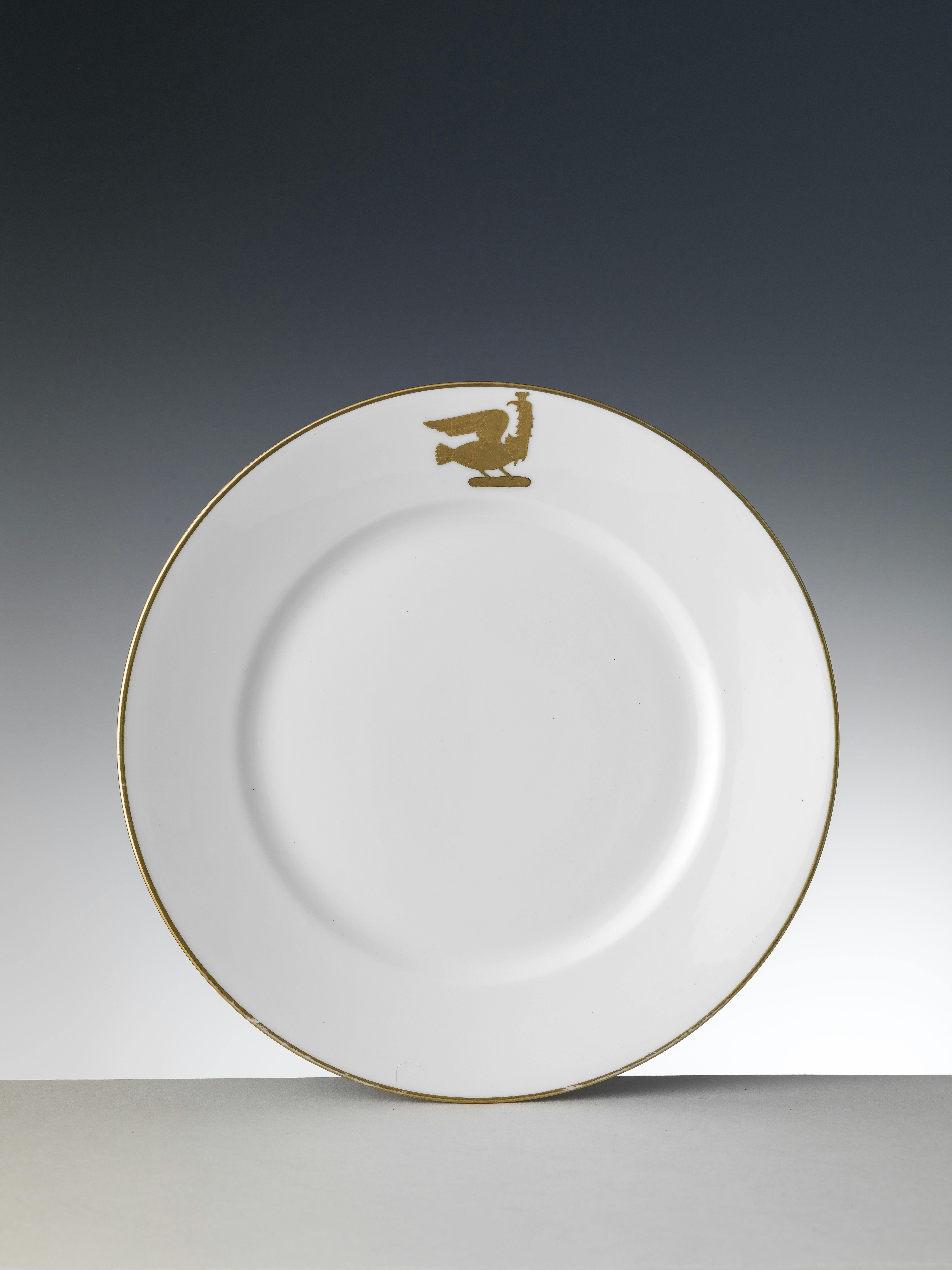 Piatto bianco con bordo oro e decoro oro