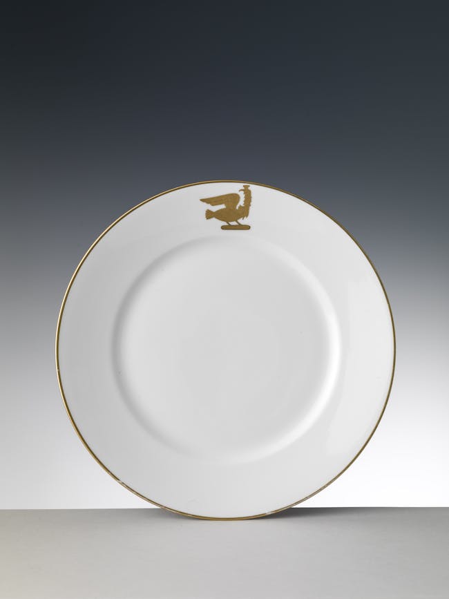 Piatto bianco con bordo oro e decoro oro