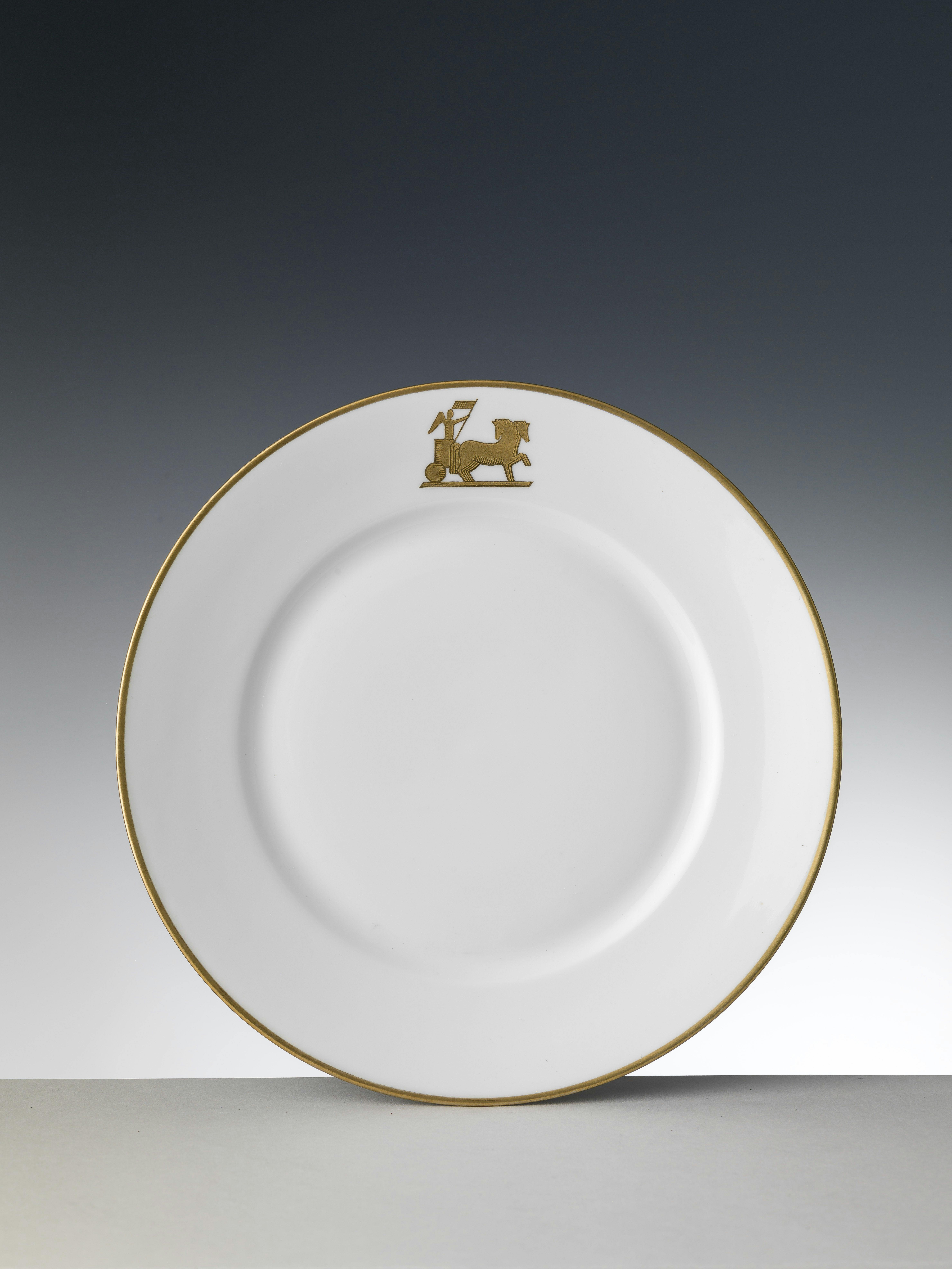 Piatto bianco con bordo oro e decoro con fenice