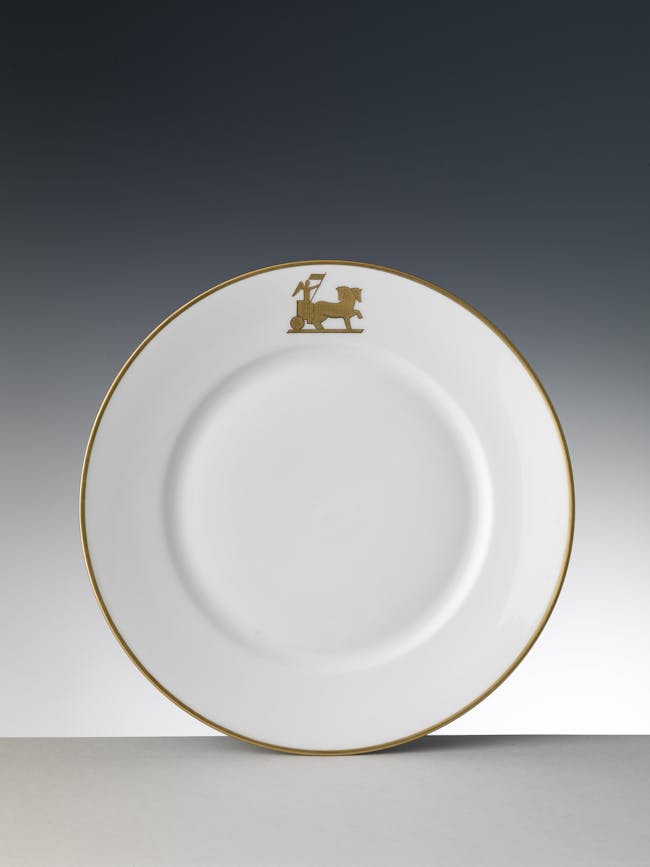 Piatto bianco con bordo oro e decoro con fenice