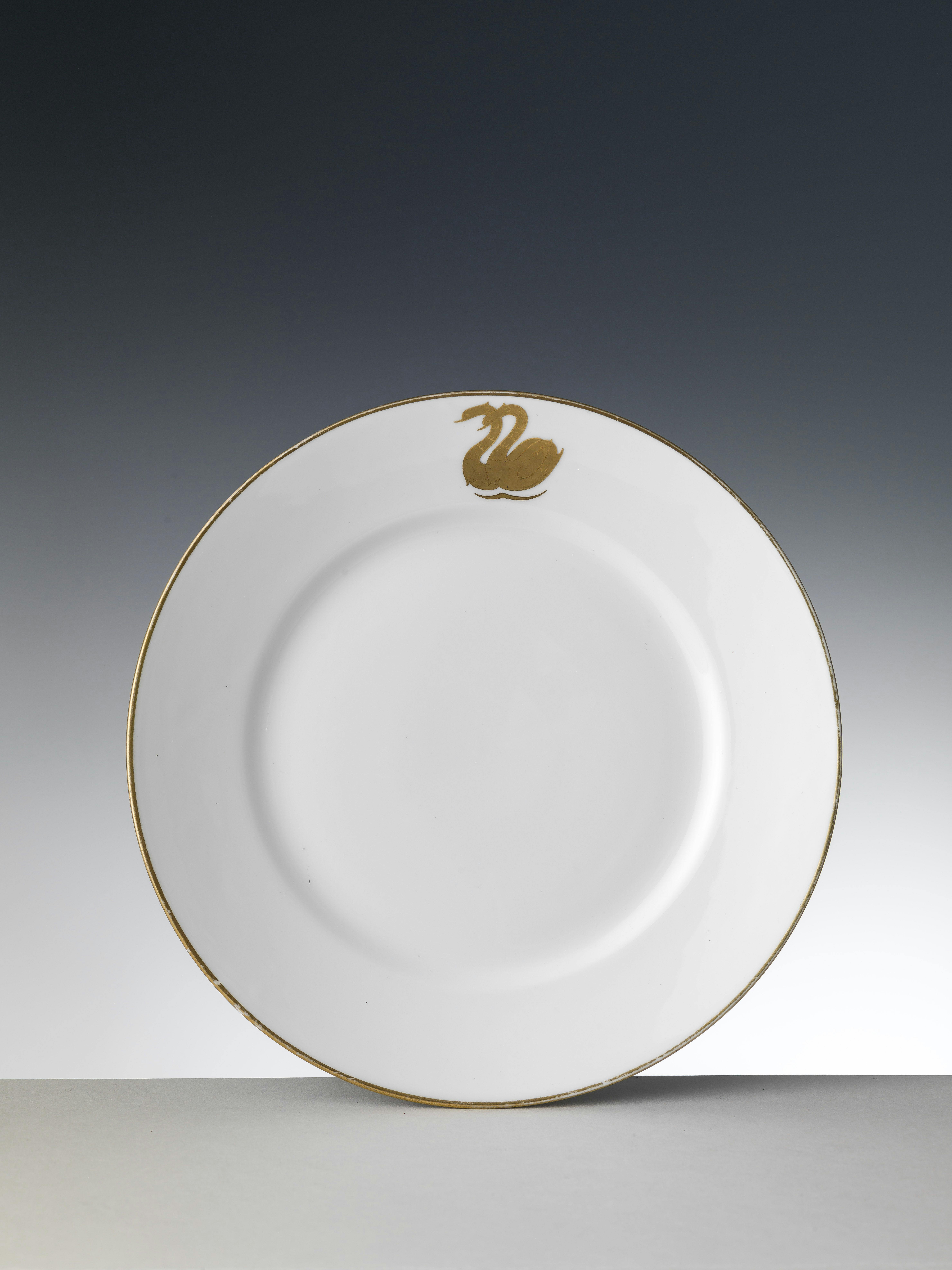Piatto bianco con bordo oro e decoro con coppia di cigni