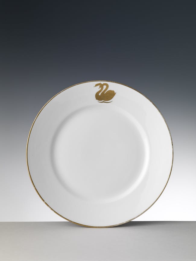 Piatto bianco con bordo oro e decoro con coppia di cigni