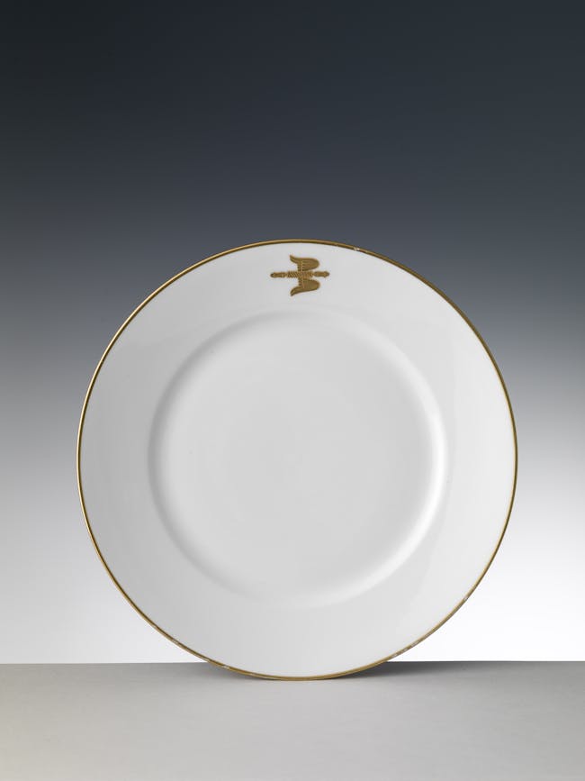 piatto bianco con bordo oro e decoro con cigno volante