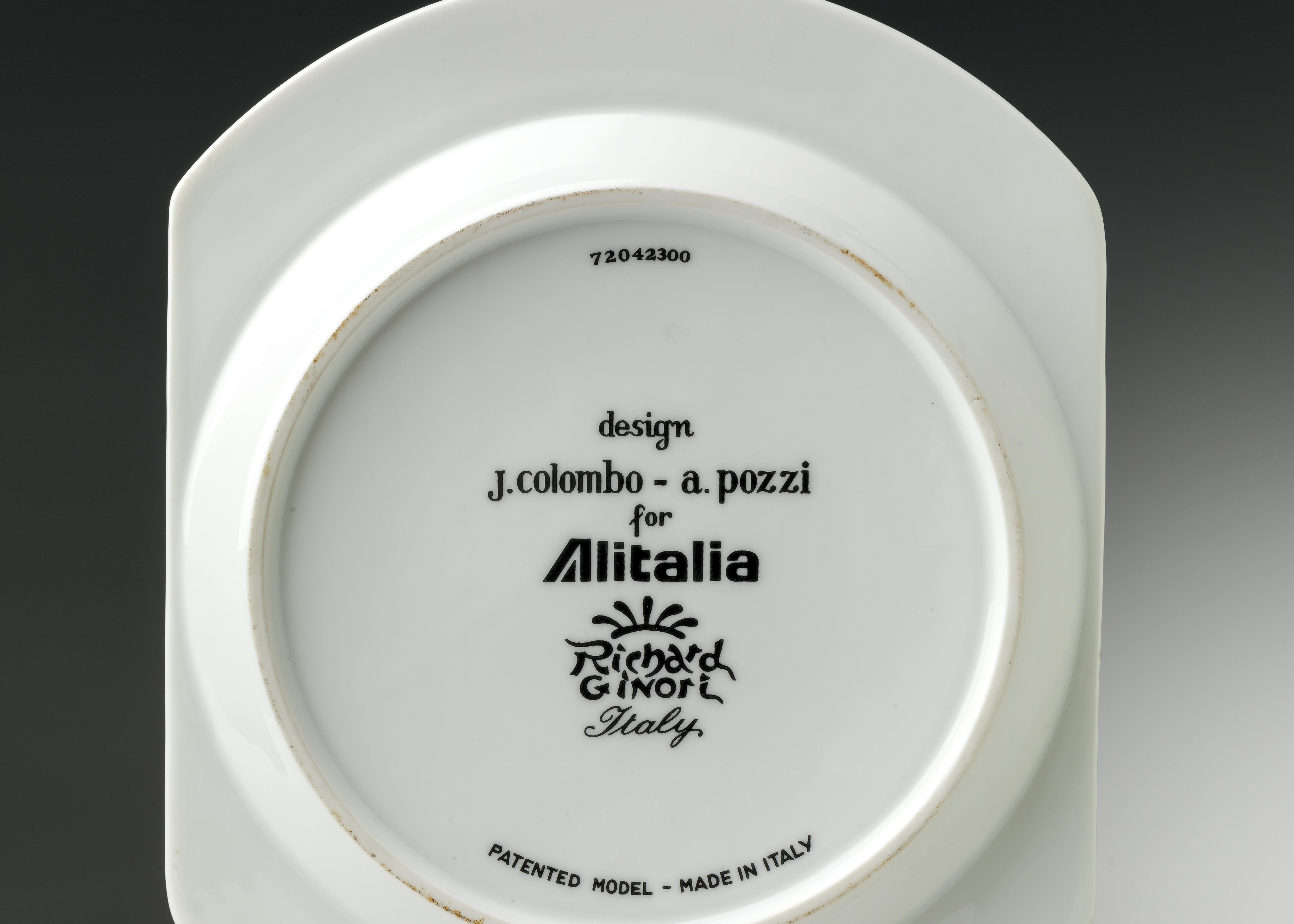 Retro del piatto del servizio di prima classe per Alitalia con loghi