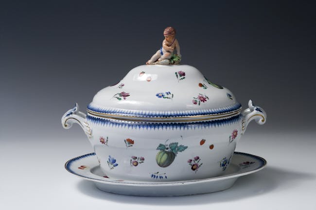 Zuppiera bianca decorata con frutti colorati e foglie verdi con bordi color oro e blu