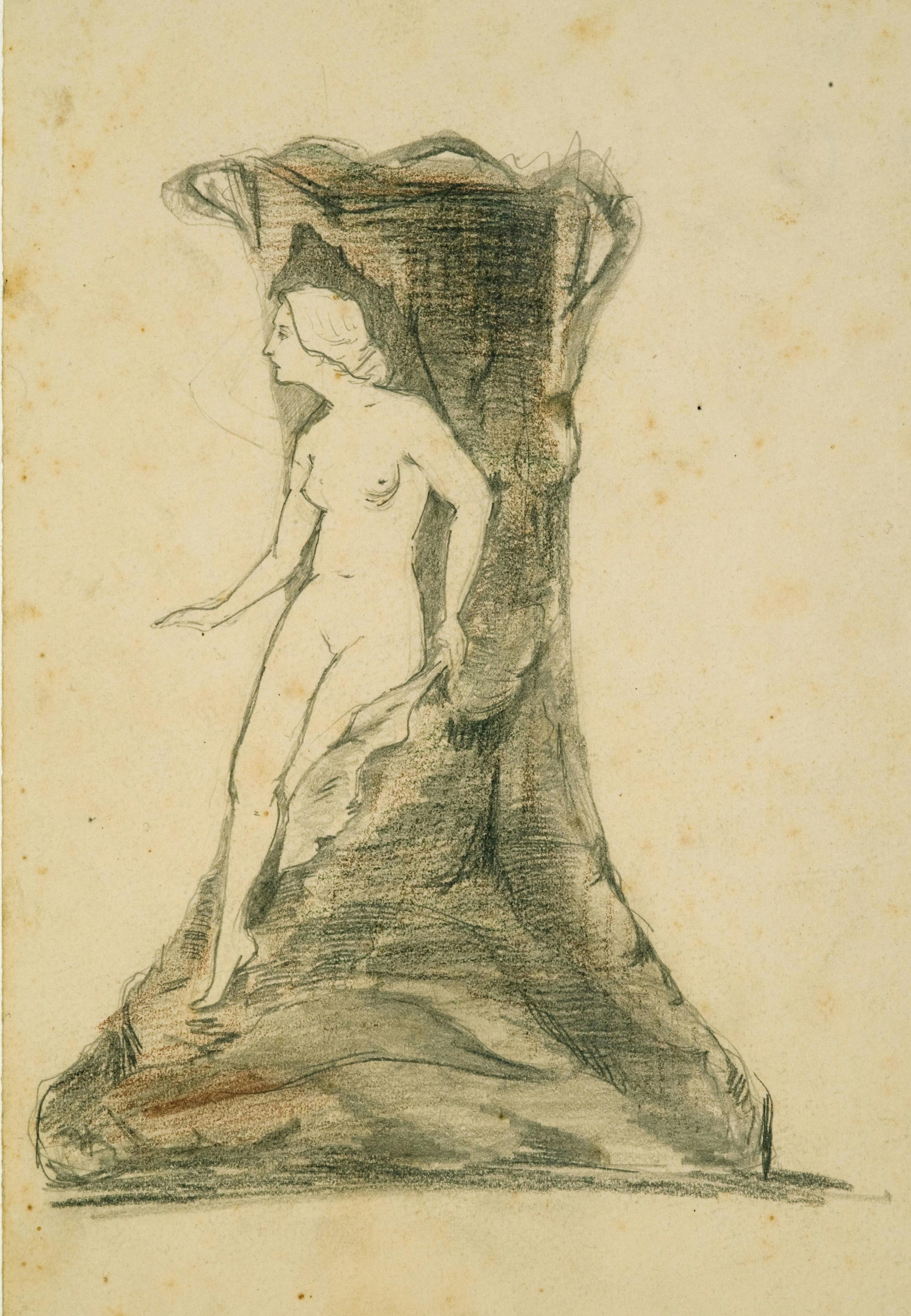 Disegno a matita con una figura femminile nuda che esce da un tronco di albero
