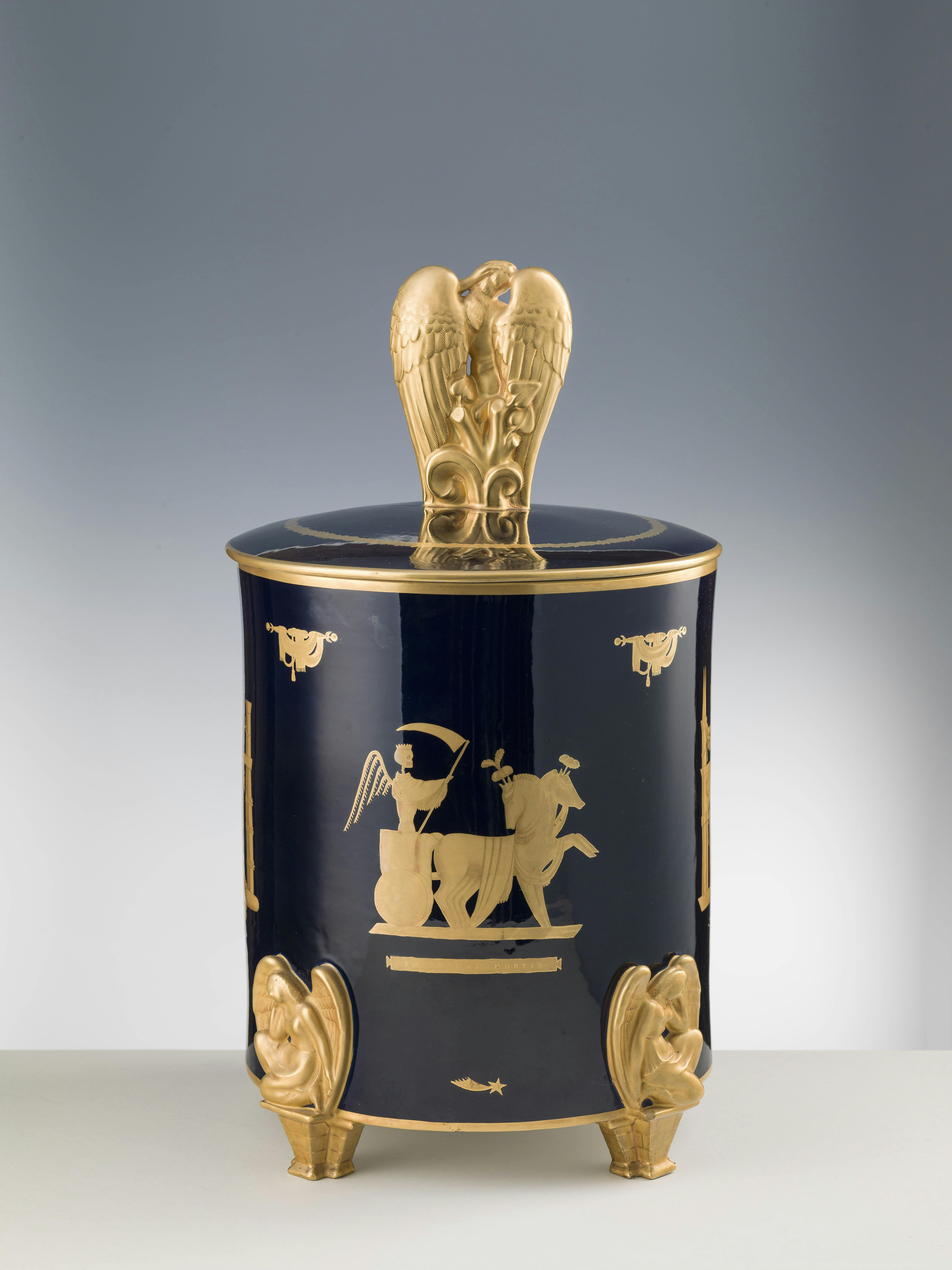 Vaso blu con decori oro, con coperchio con presa dorata