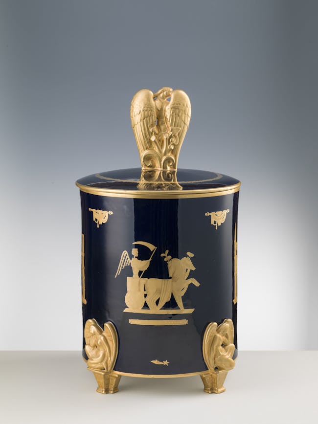Vaso blu con decori oro, con coperchio con presa dorata