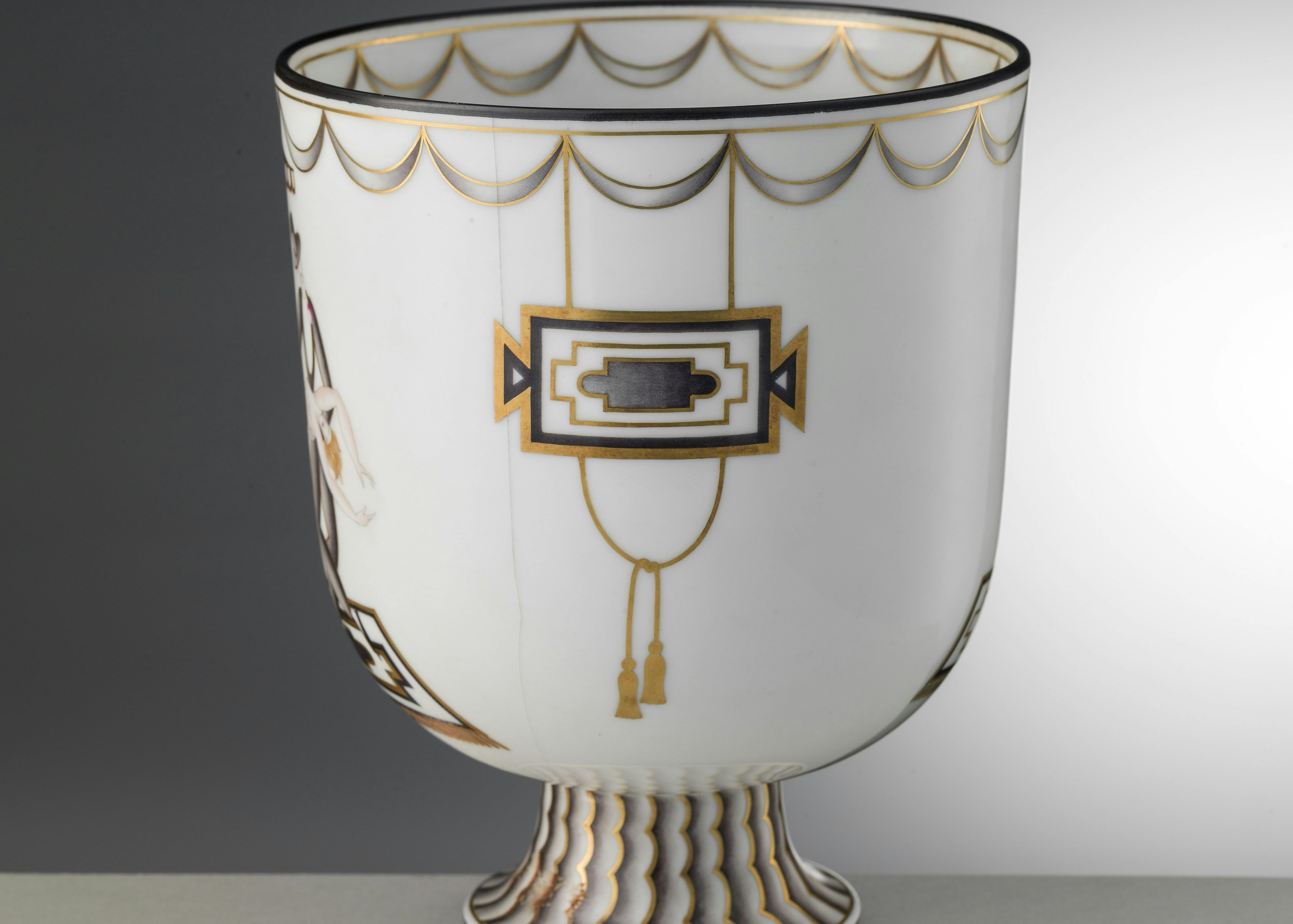 Retro della coppa bianca con decori in oro