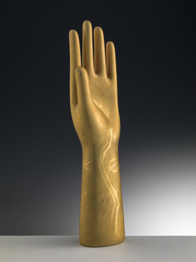 Scultura dorata a forma di mano