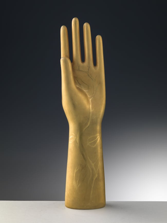 Scultura a forma di mano decorata in oro