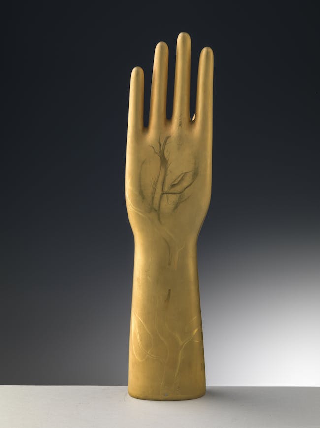 Scultura a forma di mano decorata in oro