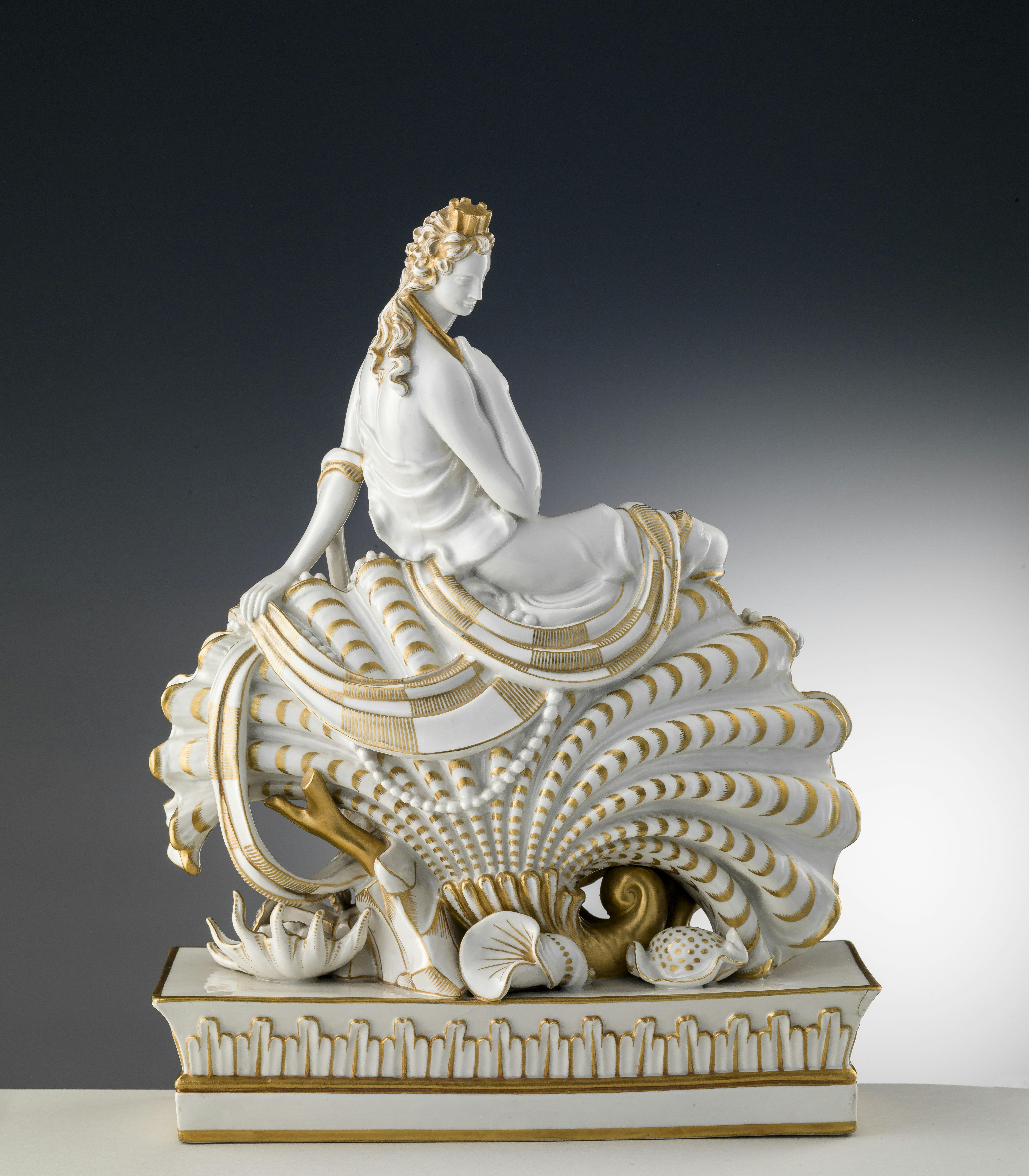 Una delle sculture da tavola in porcellana bianca con decori oro