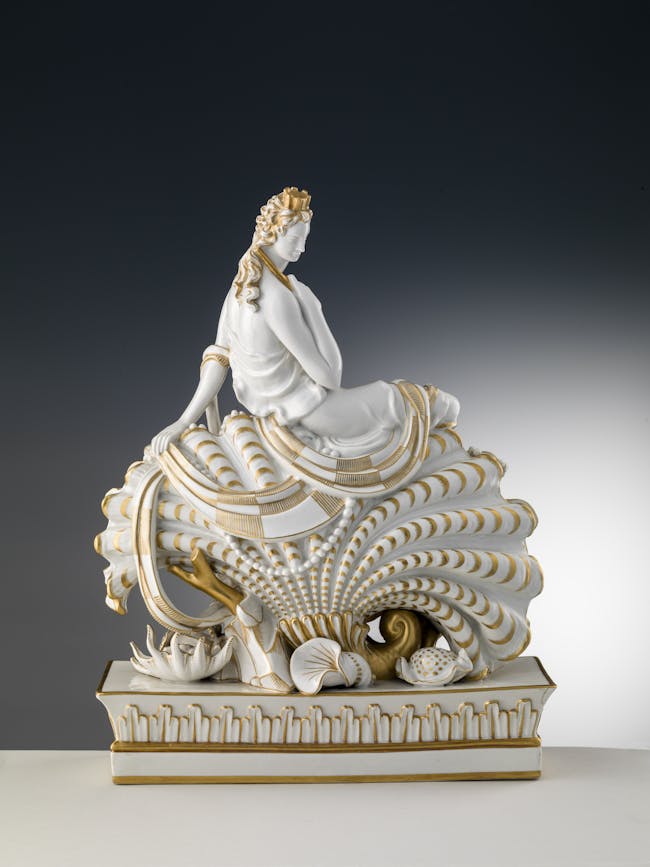 Una delle sculture da tavola in porcellana bianca con decori oro