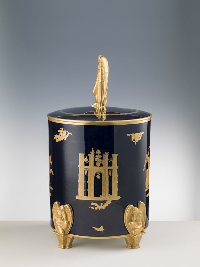 Vaso blu con decori oro, con coperchio con presa dorata