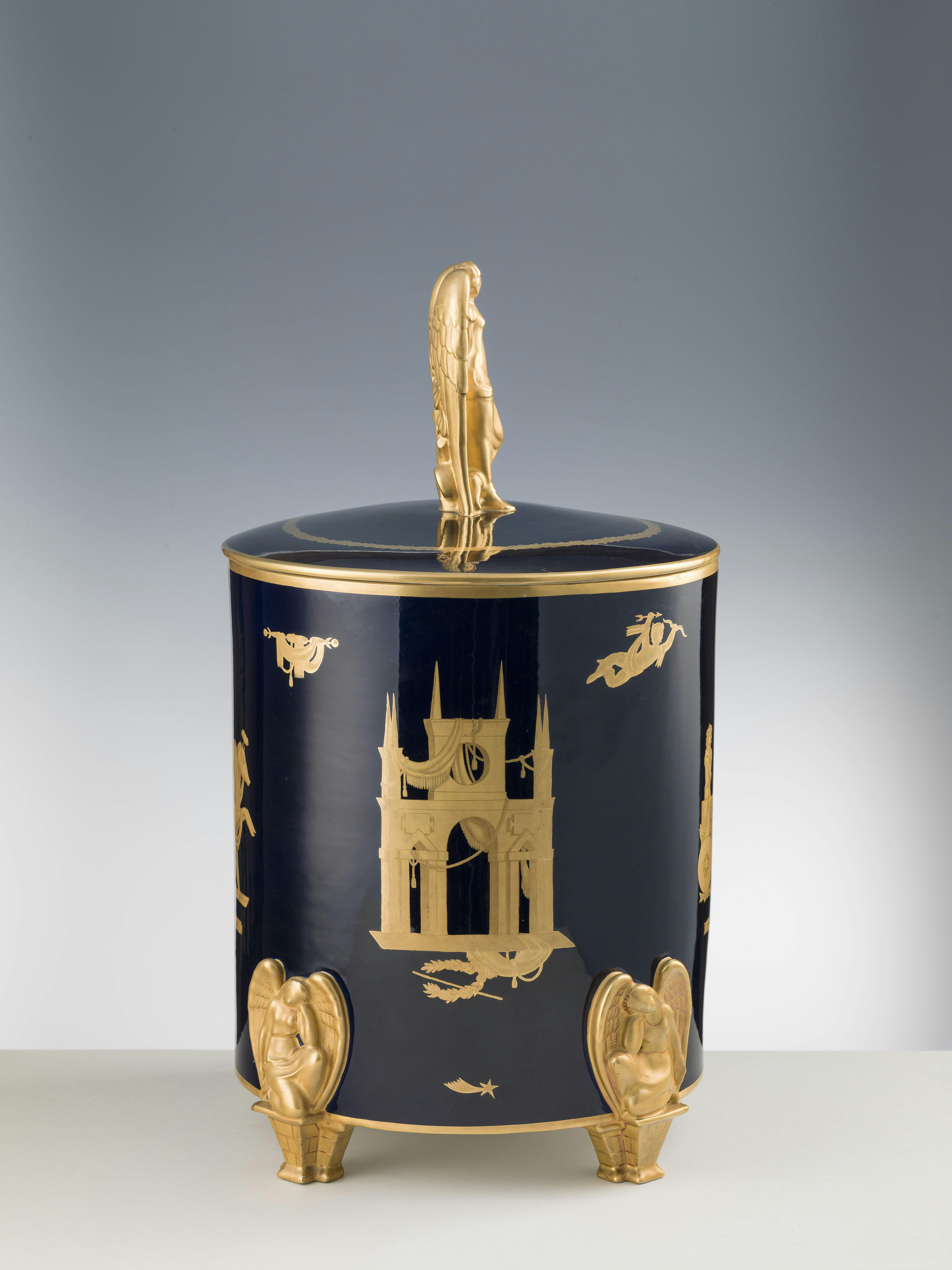 Vaso blu con decori oro, con coperchio e presa dorata