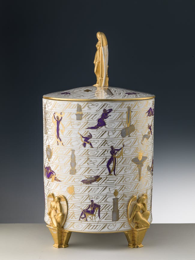 Vaso bianco con coperchio e decori colorati con elementi architettonici e figure