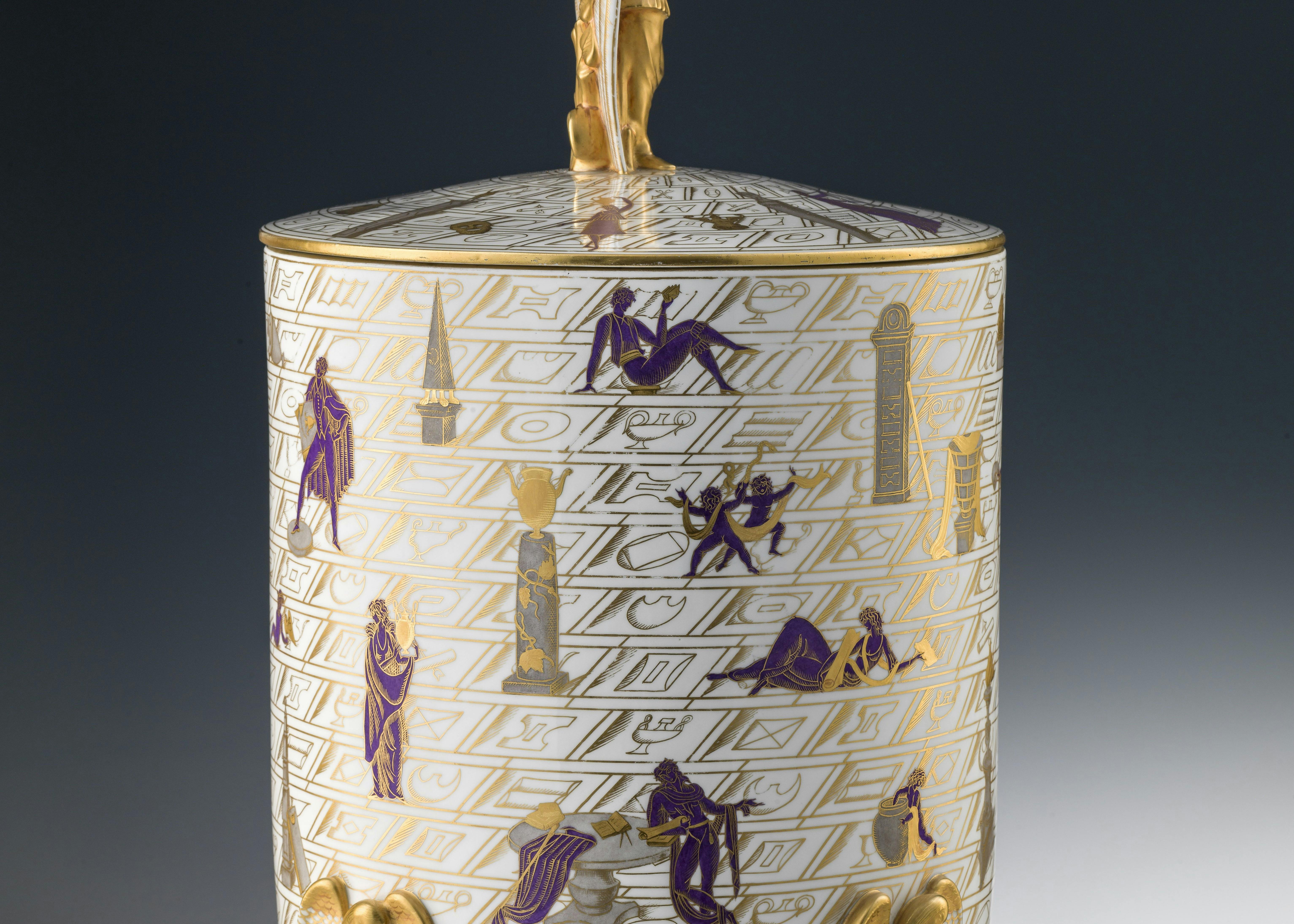 Vaso bianco con coperchio e decorazioni colorate con elementi architettonici e figure