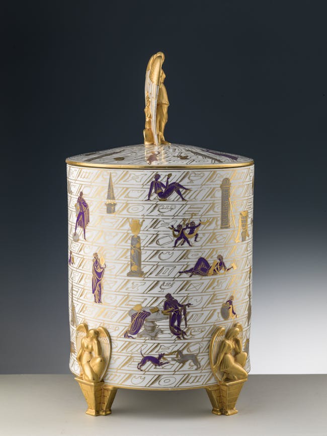 Vaso bianco con coperchio e decorazioni colorate con elementi architettonici e figure