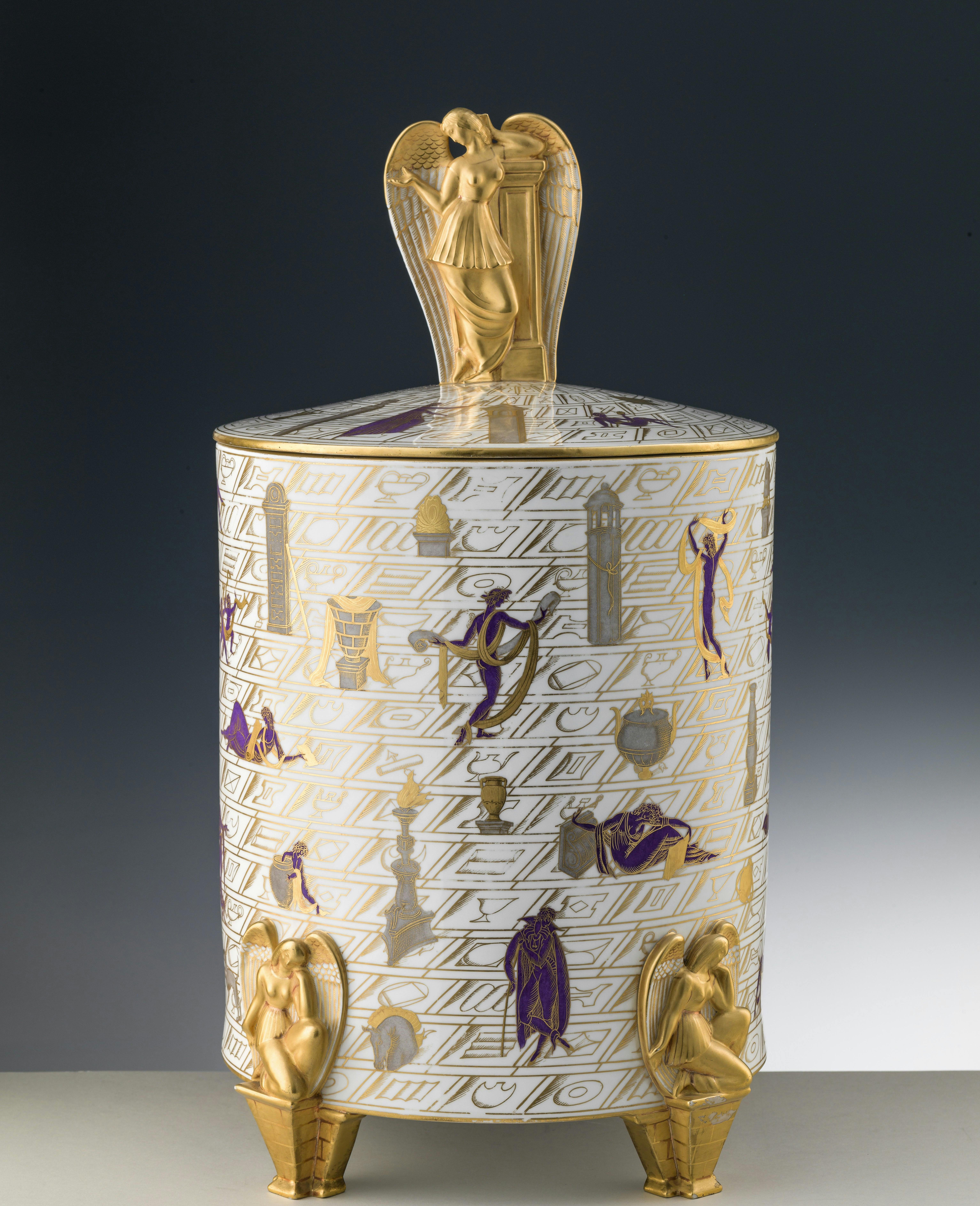Vaso bianco con coperchio e decori colorati con elementi architettonici e figure