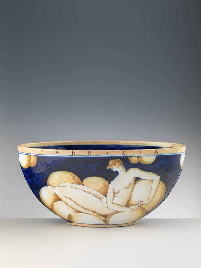 coppa con fondo blu e figura femminile nuda adagiata su nuvole