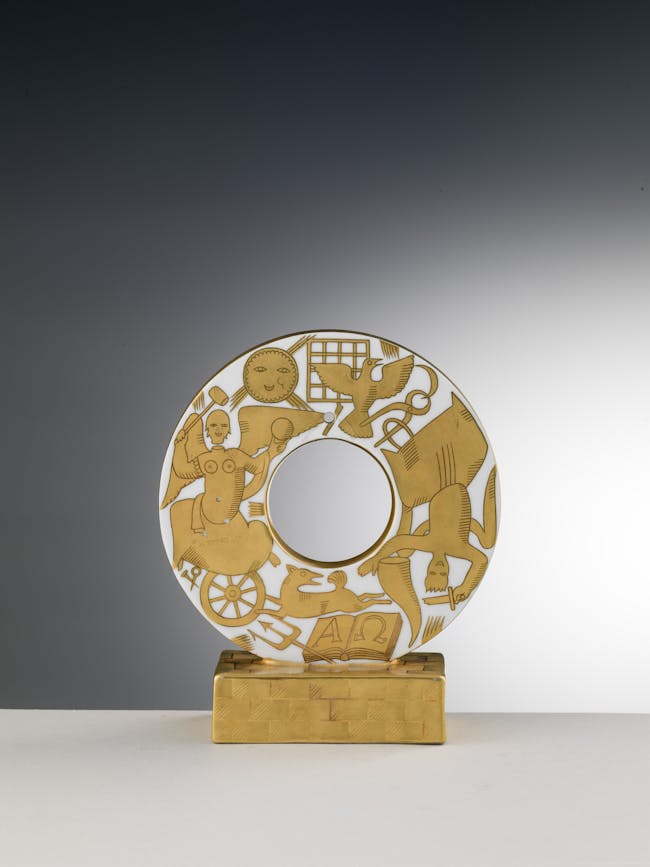 Piatto bianco forato con decori allegorici in oro